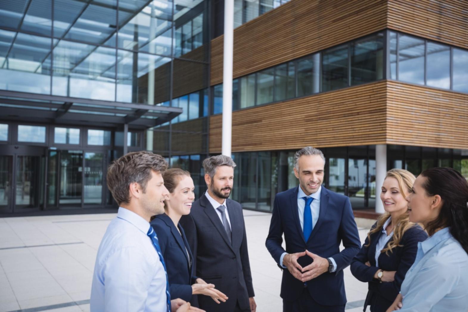 Budgetplanung Arbeitsplatz mit Laptop und Unterlagen